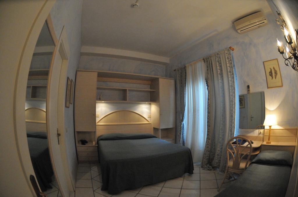 מרינה די קררה Hotel Atlantic חדר תמונה